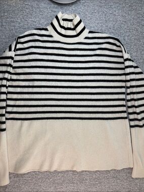 A loves a Women Black & White Striped Turtleneck Sweater Size S